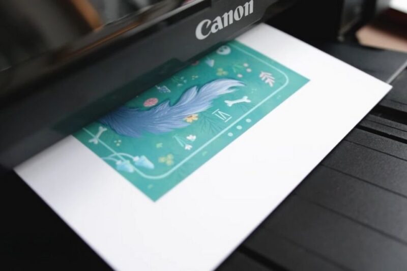 Inkdžet štampač štampa kolor ilustraciju na belom papiru